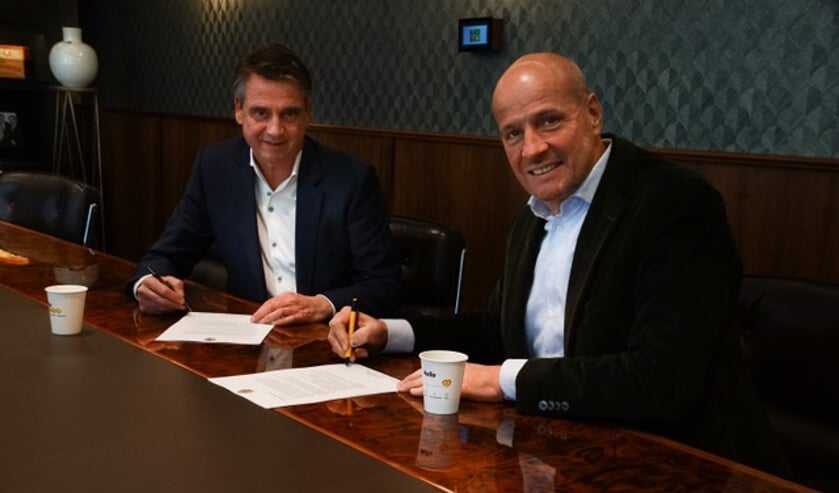 <p>Edwin van den Boom (L) en Frits van Eerd (R) ondertekenen het contract.</p>