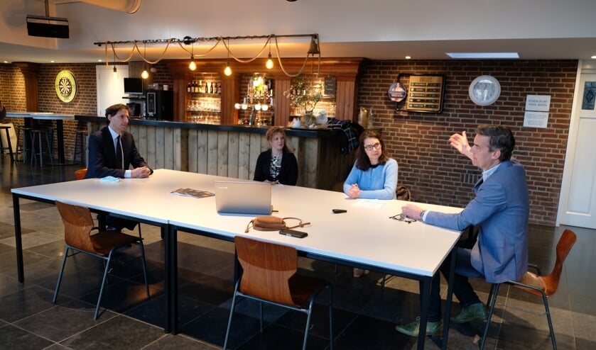 <p>CDA-lijsttrekker Wopke Hoekstra laat zich bijpraten door Ivonne van de Horst (blauwe trui) en Maarten Ebben over lokale initiatieven in het Land van Cuijk.</p>