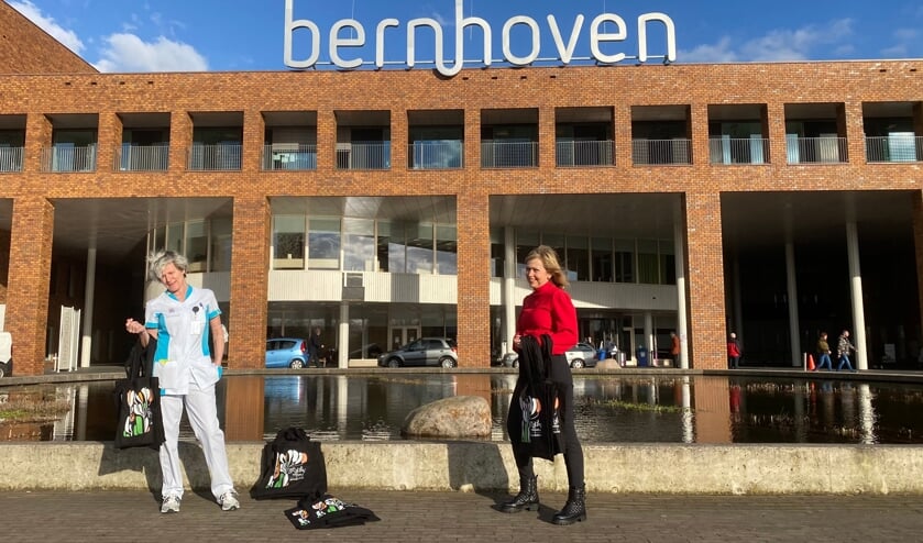 <p>Mariline Vermunt en Diana van Dijk-Roelofs voor het Udense ziekenhuis. </p>