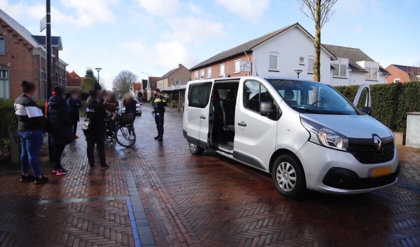 Het busje waarmee de fietster in botsing kwam in Mill.