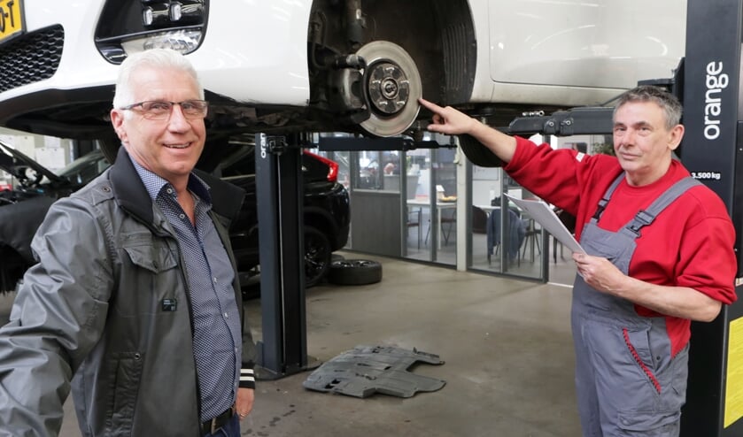 <p>Klant van het eerste uur Wick den Ridder en eerste monteur Peter van den Bergh.</p>