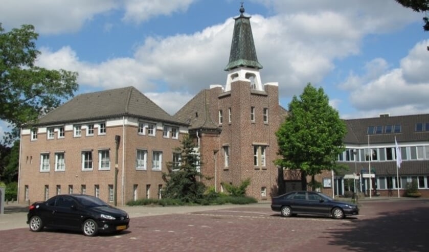 <p>In het raadhuis in Mook wordt nagedacht over bezuinigingen.</p>