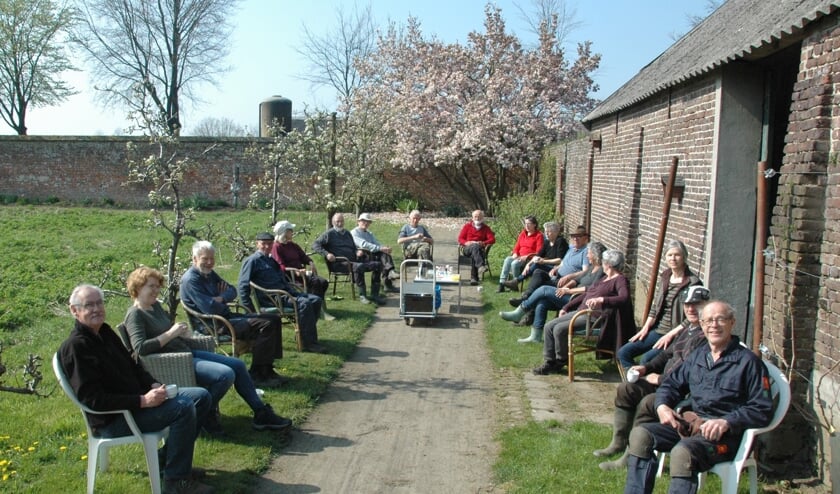 De zeer gewaardeerde vrijwilligers, die iedere dinsdagochtend aan het beheer van de grote kloostertuin werken, tijdens de koffiepauze.