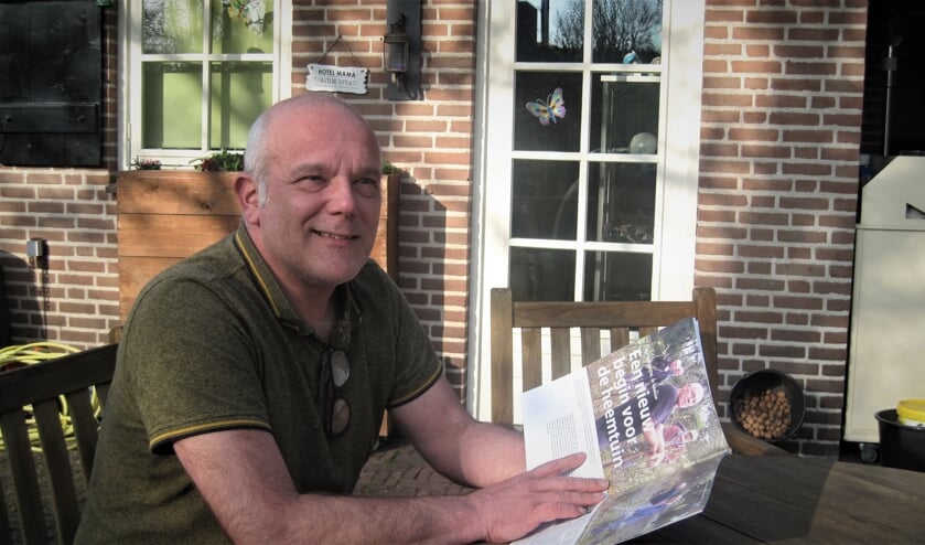 <p>Tijs Nabuurs, met in zijn hand de eerste uitgave van het magazine.</p>