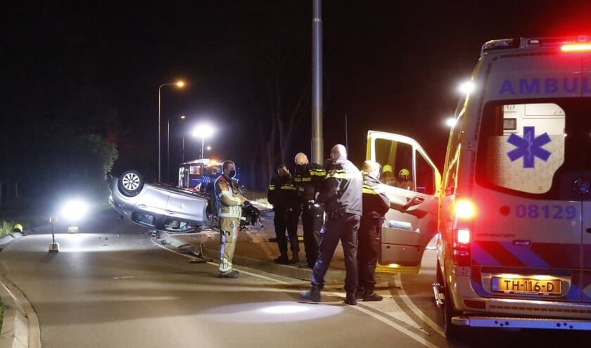 Een automobilist met een borrel op reed zijn auto op een vluchtheuvel.