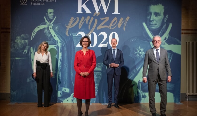 <p>V.l.n.r. Koningin Máxima, Esmée Ficheroux (lid Raad van Bestuur), Prof. Dr. K.H.W. Klaas Knot (President van De Nederlandsche Bank en voorzitter van de Koning Willem I Stichting), en John van Hoof (voorzitter Raad van Bestuur CSU)</p>