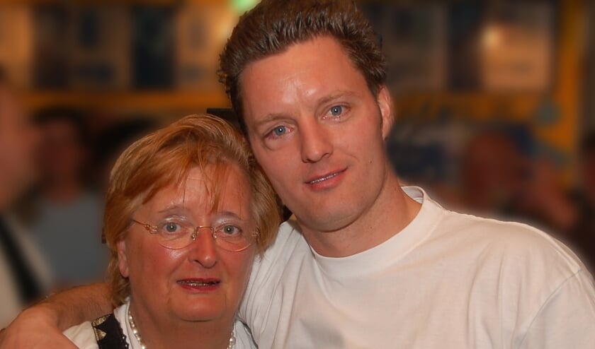<p>Jurgen Pinckers samen met zijn moeder op een kampioensfeest <br>van Blauw Geel'38</p><p><br></p>