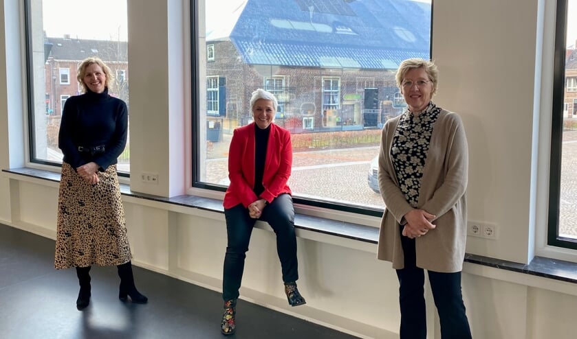 <p>Marike de Kroon, Natasja de Groot en Bernadette Keetels met op de achtergrond De Glazen Boerderij.</p>