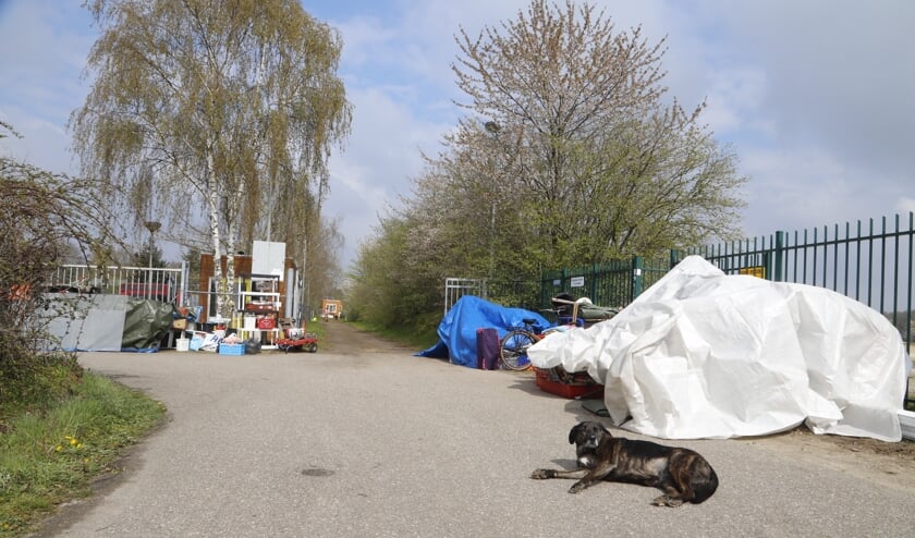 <p>Buiten het terrein liggen de bezittingen van de krakers opgestapeld, wachtend op een nieuw adres. (Foto: SK-Media)</p>