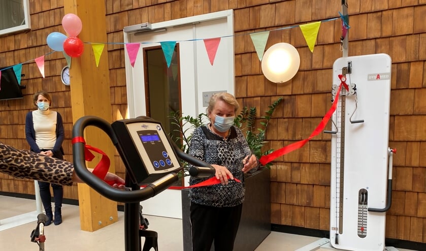 <p>Trudy Spikmans knipte het lintje door voordat zij haar rondje fietste.(foto Jos Gröniger)</p>