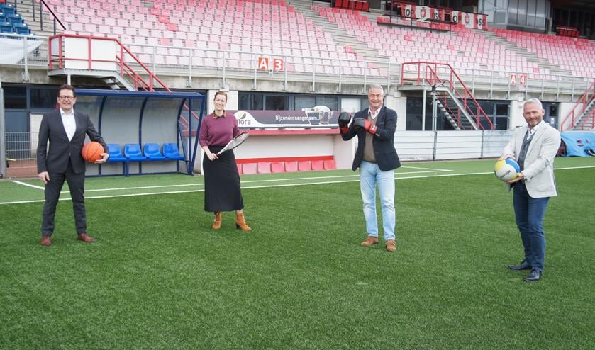 <p>De ondertekening door afgevaardigden van GGZ en SEC.</p>