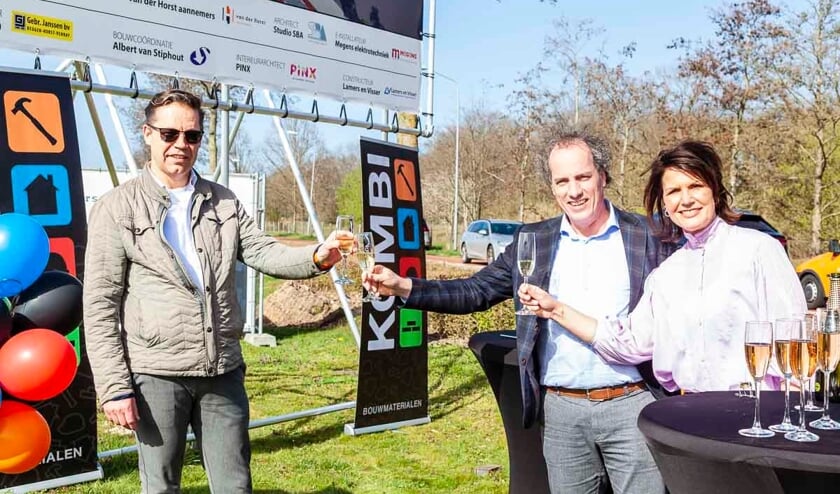 <p>Proosten op de samenwerking.</p>
