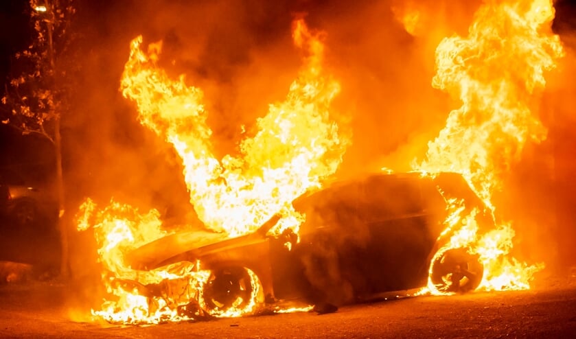 Auto uitgebrand in Wagenaarstraat, politie doet onderzoek. (Foto: Gabor Heeres, Foto Mallo)