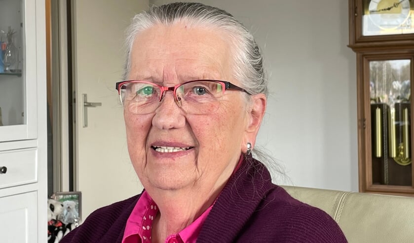 <p>Mevrouw Lit (86) heeft twee prikken tegen het coronavirus gehad en is verwend door de schoonheidsspecialiste.</p>