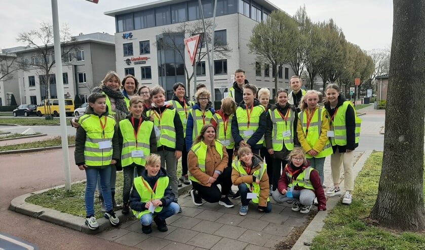 <p>Leerlingen en studenten observeren 'berucht' kruispunt.</p>