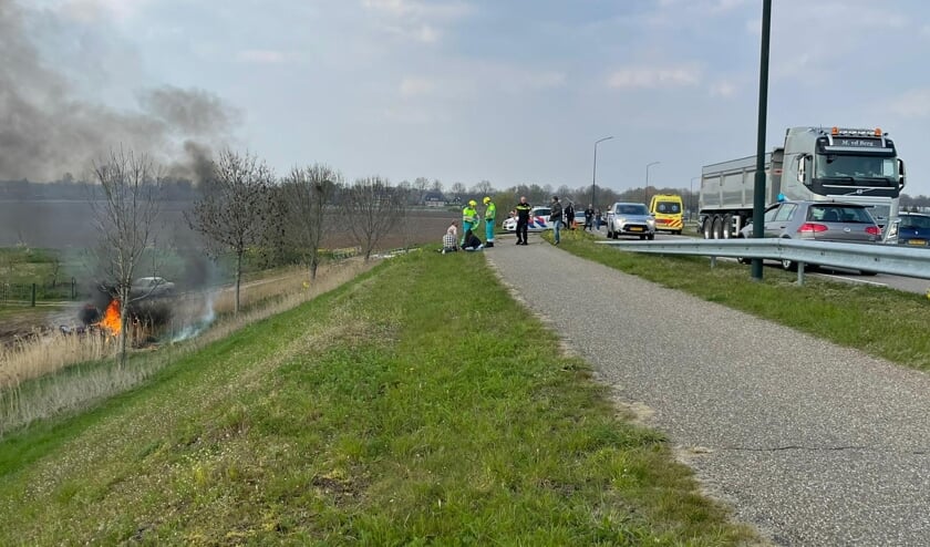 <p>De auto links is in brand gevlogen.</p>