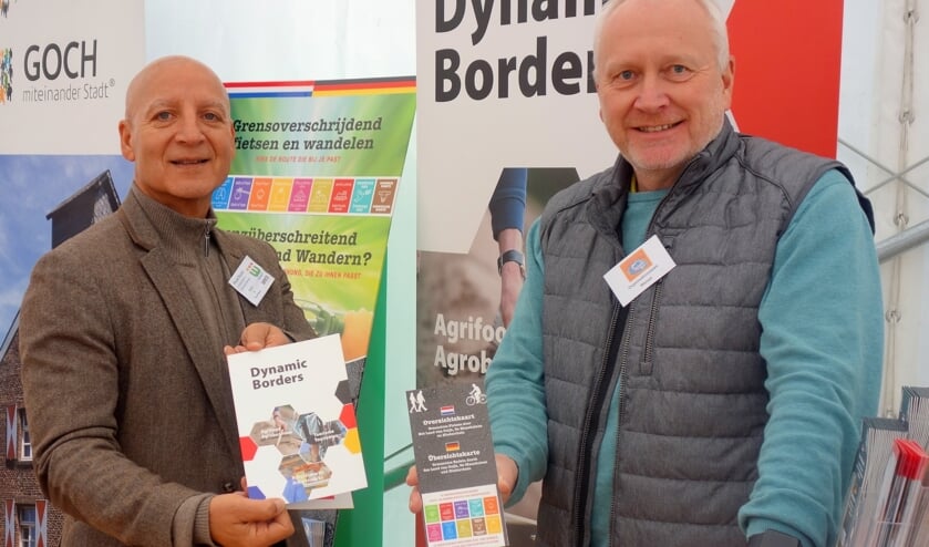 Khalid Rashid (L) van gemeente Weeze (D) en Rüdiger Wenzel von der van Stadt Goch tonen trots de knooppuntenkaart.