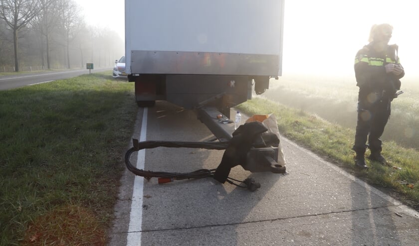 Door de dichte mist zag de bestuurder van de bromfiets de aanhanger te laat.