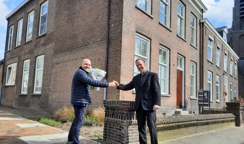 <p>Berghege-directeur Gilbert Ceelen overhandigt de sleutels aan pastoor Roland Kerssemakers.</p>