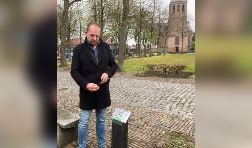 Wethouder Bollen liet vanmiddag bij het eerste paaltje zien hoe je met behulp van een QR–code een afbeelding tevoorschijn tovert waarop te zien is hoe het hier in de toekomst zou kunnen worden.