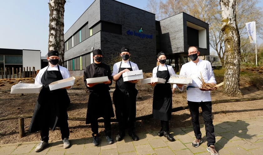 <p>Bewapend met aspergeplant en de lekkerste gerechten trokken de aspirant chefs en hun docent richting het nabijgelegen Leijgraafhuis. (Foto: SK-Media)</p>