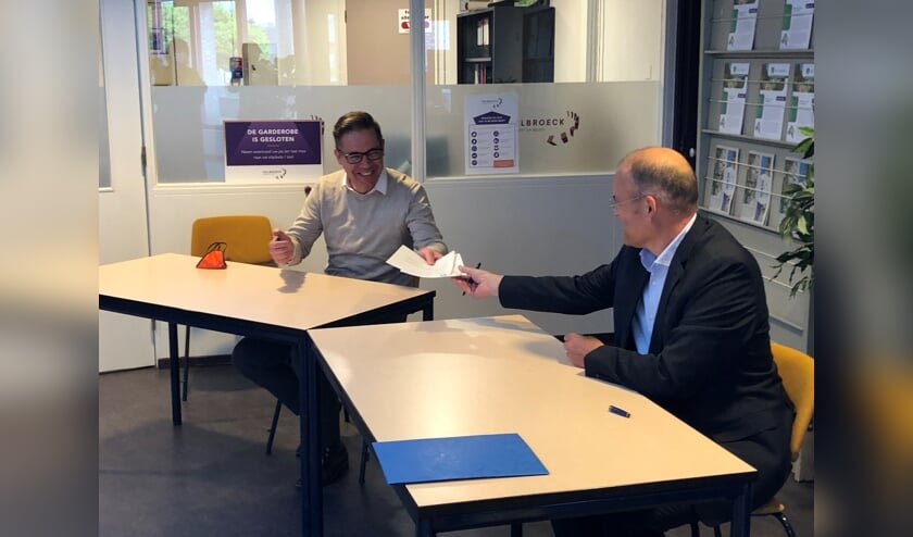 <p>Nadat wethouders Bellemakers (rechts) zijn handtekening plaatste werd het contract doorgegeven aan Antoon van der Horst, directeur van Van der Horst aannemers.</p>