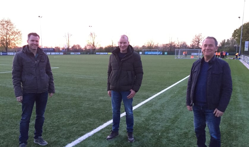 <p>Voorzitter Erik Sanders, penningmeester John Wijdeven en hoofdtrainer Eus Marijnissen van FC de Rakt.</p>