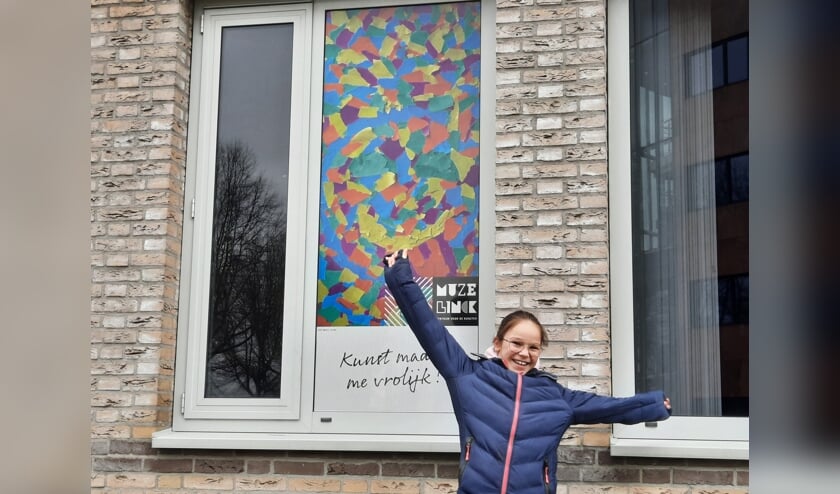 <p>Lieke Graste bij haar kunstwerk.</p>