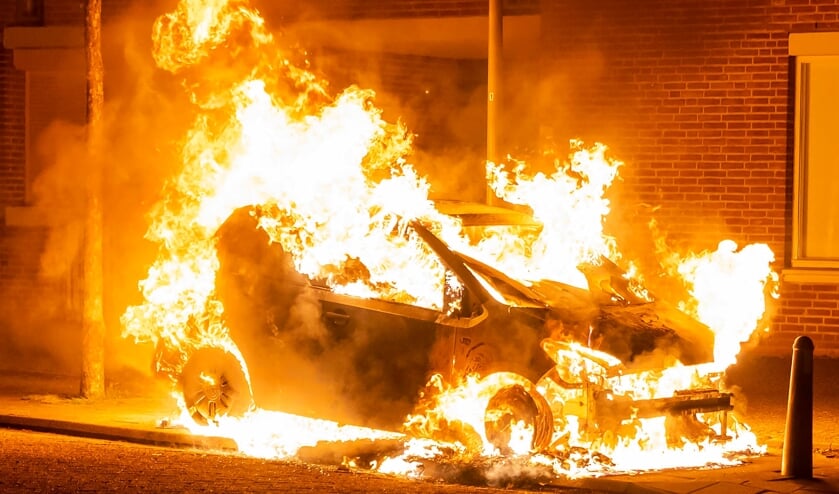 Autobrand in De Oude Vest. (Foto: Gabor Heeres, Foto Mallo)