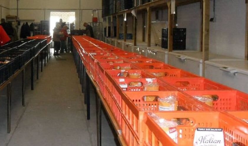 <p>De manden in het depot van de voedselbank waren hier nog gevuld.</p>