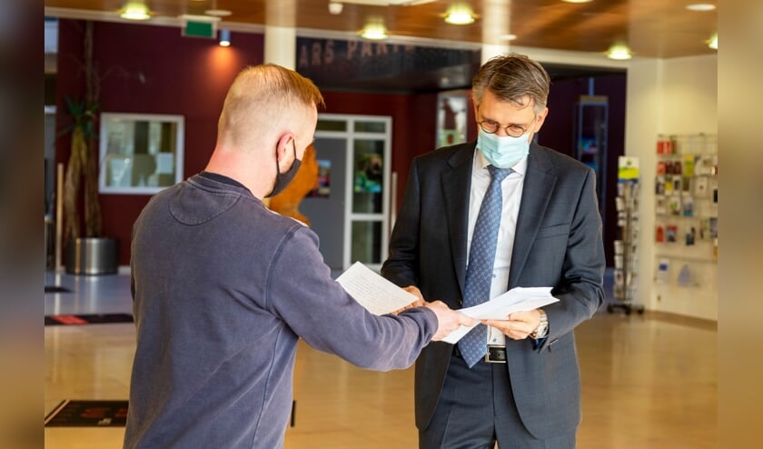 <p>Burgemeester Hillenaar neemt de ruim 2500 handtekeningen in ontvangst. (Foto: SK-Media).</p>