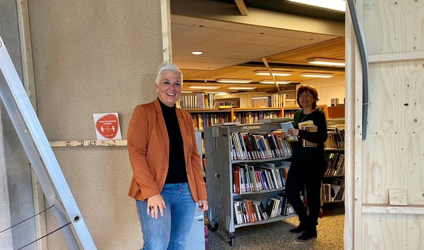 <p>Natasja de Groot en Ellen Coehorst in de Veghelse bibliotheek die momenteel compleet wordt verbouwd.</p>