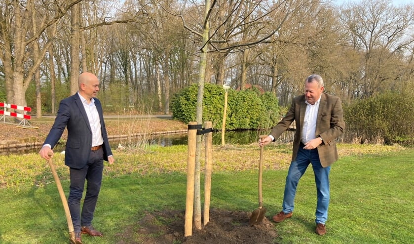 <p>Stichtingsvoorzitter Arthur Frieser en wethouder Van Rooijen. </p>