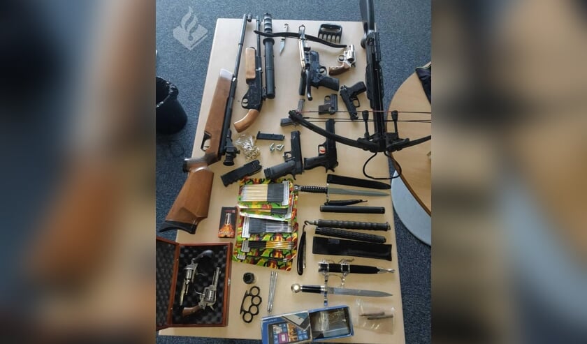 Politie vindt wapens, drugs en vals geld bij geweldpleger in Sint Anthonis
