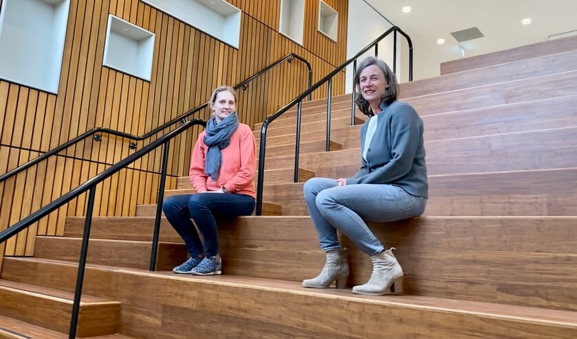 <p>Berdien van der Meijden (L) en Marly de Jong (R) zitten op de multifunctionele trap van De Uilenbrink. </p>