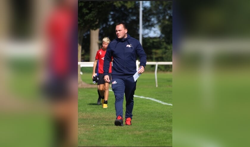 <p>Stan Vos, trainer van het selectieteam Jongens Onder 15-1 </p>
