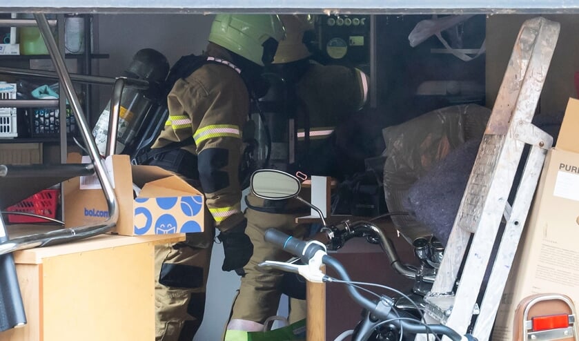 Brand in garage Tinnegieter door broei in stapel poetsdoeken. (Foto: Gabor Heeres, Foto Mallo)