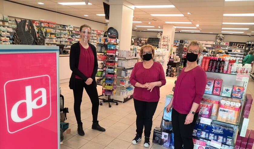 <p>Jackelien van Nistelrooij (rechts) met twee medewerksters.</p>