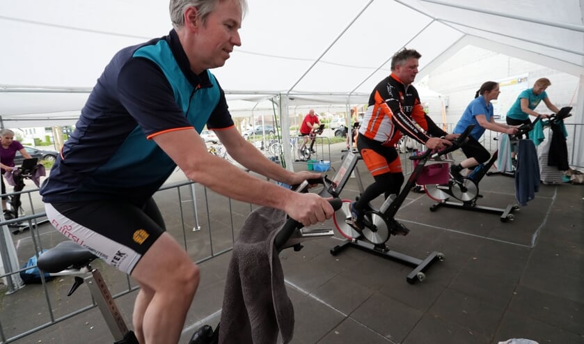 <p>Een spinningles bij FiTNEZZplaza in Oss. Nu nog buiten in een tent met vier sporters gescheiden van een ander viertal, ieder op 1,5 meter afstand.</p>