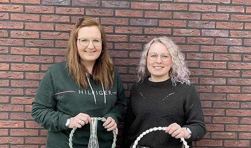 <p>Bianca (links) en Kimsy (rechts) kunnen geen genoeg krijgen van de creatieve knoopkunst.</p>
