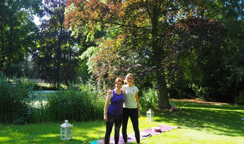 <p>Karin en Ayla in de kloostertuin. </p>