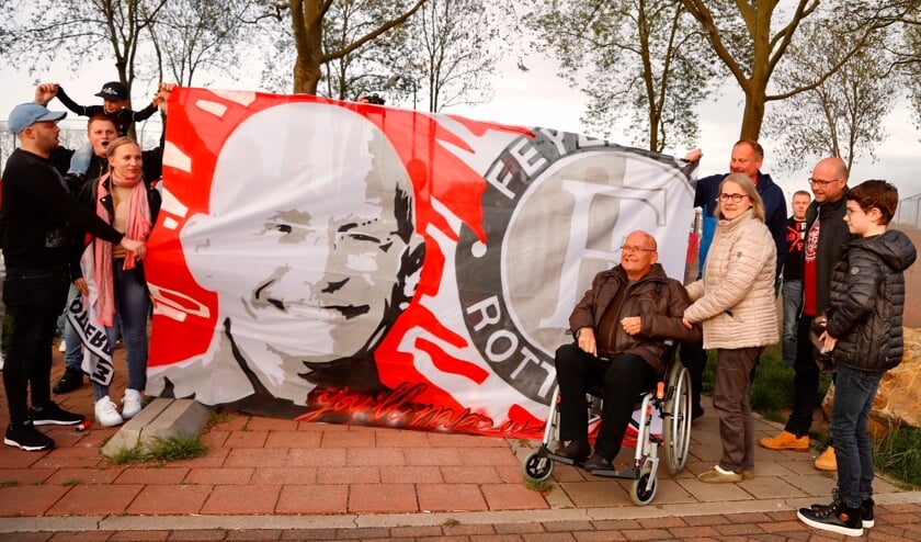 <p>Hans werd door tientallen supporters van Feyenoord geëerd. </p>