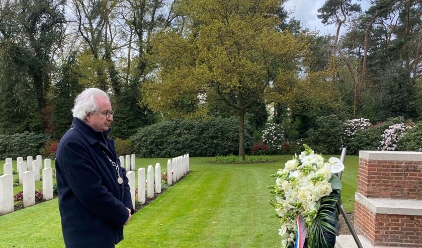 <p>Burgemeester Gradisen was aanwezig voor de kranslegging bij het Oorlogsmonument in Mook. (Foto: Gemeente Mook en Middelaar)<br><br></p>
