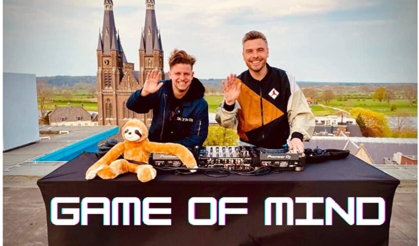 <p>De DJ's mochten op het dak van de schouwburg alvast een eerste 'leipe' set draaien.</p>