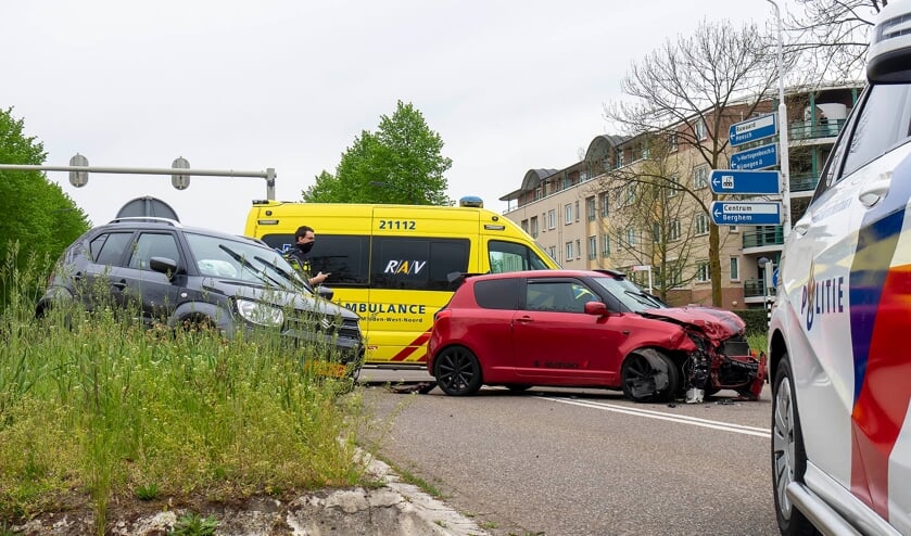 Auto's botsen op Osse kruising. (Foto: Gabor Heeres, Foto Mallo)