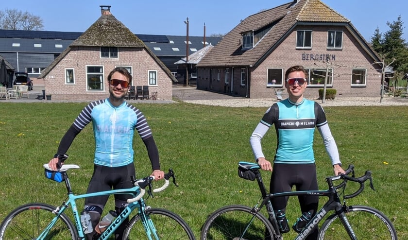 <p>Adje van Etten (L) tijdens een trainingsritje met Stephan Dekkers (R).</p>