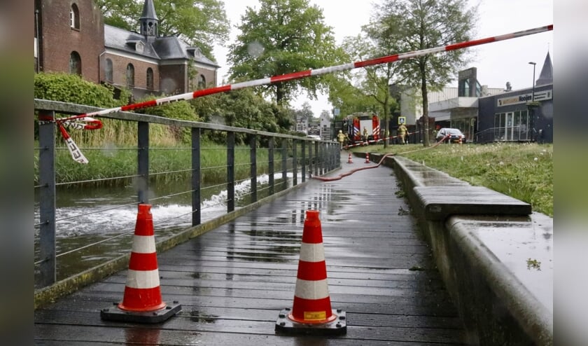 De brandweer pompt vers water in de vijver om zo het zuurstofgehalte te laten toenemen.