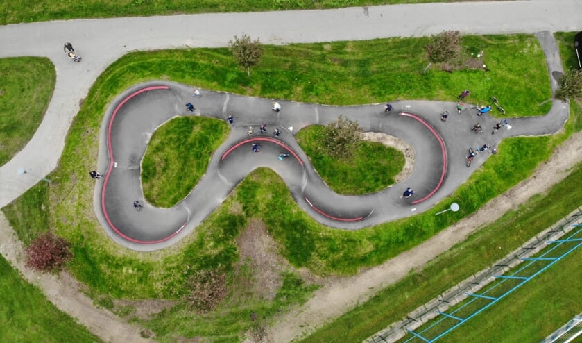 Een bovenaanzicht van een PumpTrackbaan.