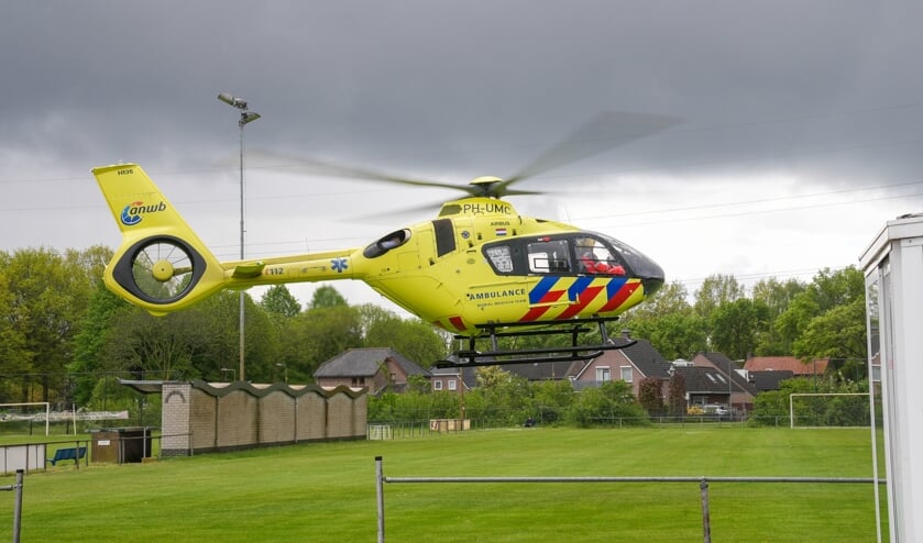 Traumahelikopter landt op voetbalveld FC Schadewijk voor melding bij bedrijf. (Foto: Gabor Heeres, Foto Mallo)