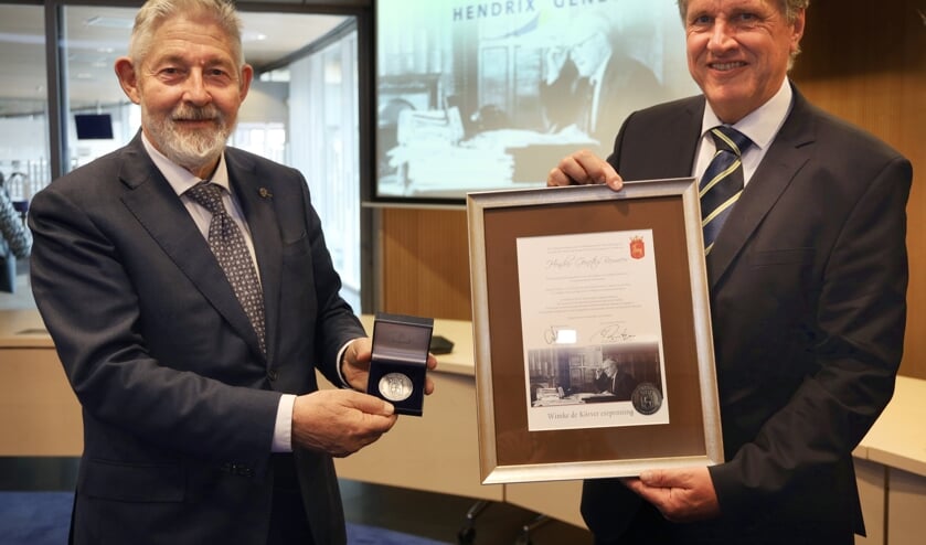 <p><em>Thijs Hendrix en Antoon van den Berg nemen Wimke de Körver Erepenning en oorkonde in ontvangst.</em></p>